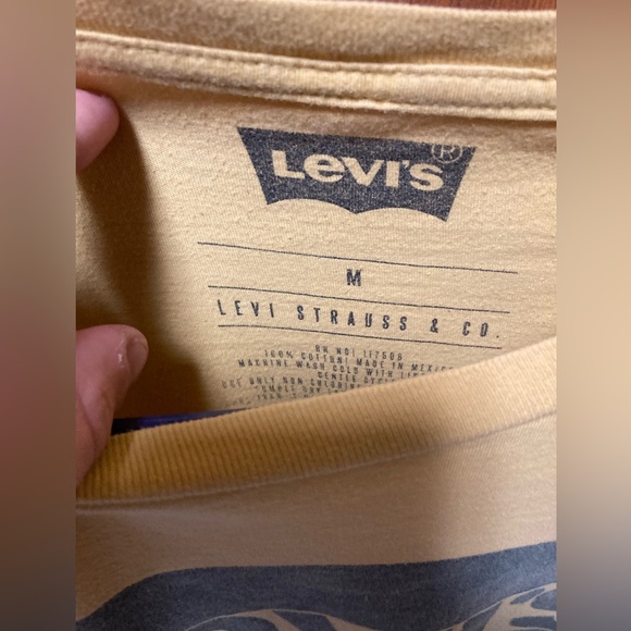 ❗️Levi’s Retro T-Shirt❗️ - Picture 4 of 4